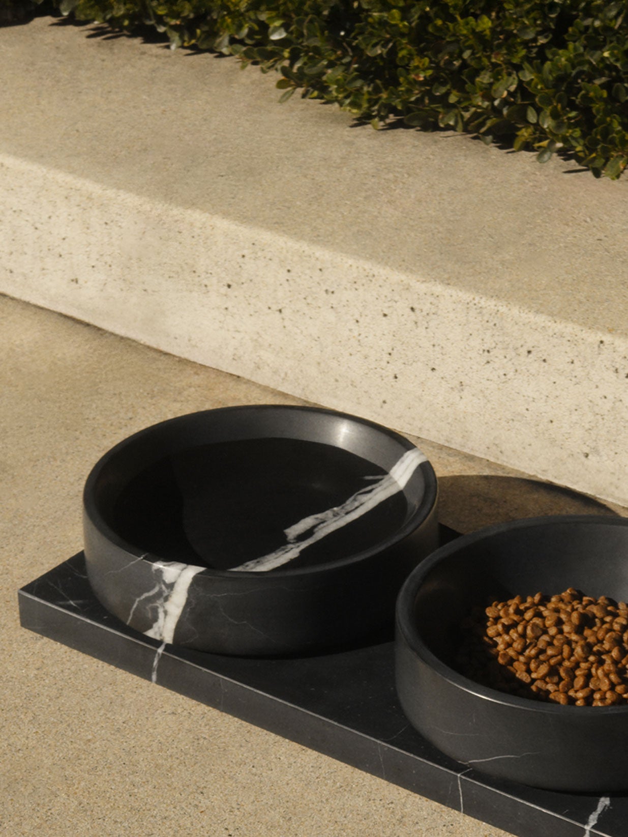 Mila Nero elevated pet bowls made from Nero Marquina marble detail